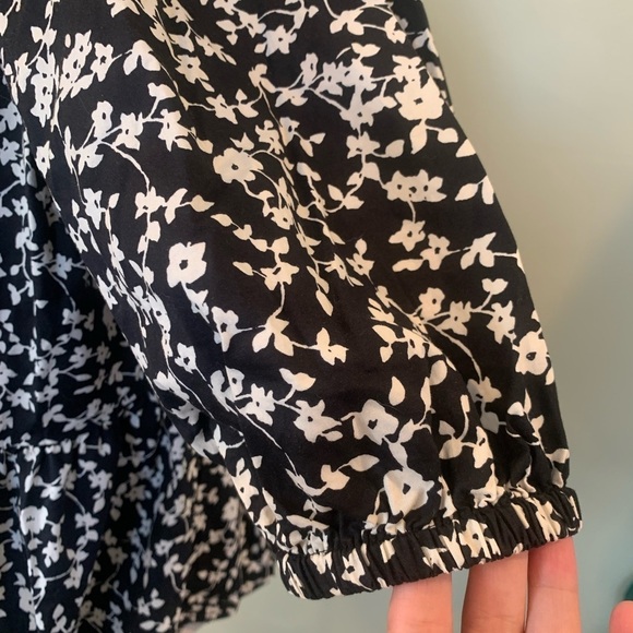 Old Navy Women’s Large Short Sleeve Black and White Flowered Cotton Peplum Top - Picture 3 of 6
